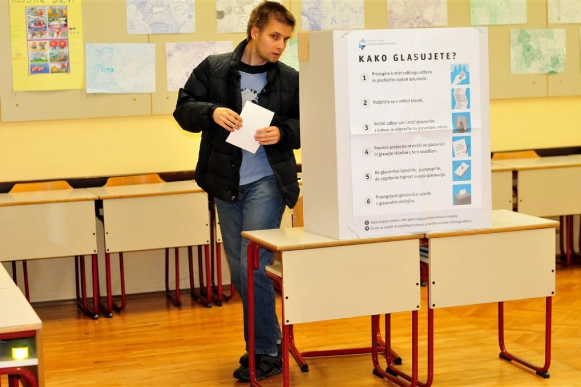 Po mnenju SDS se ob pomanjkanju argumentov za zakone pred referendumi pojavljajo številne manipulacije