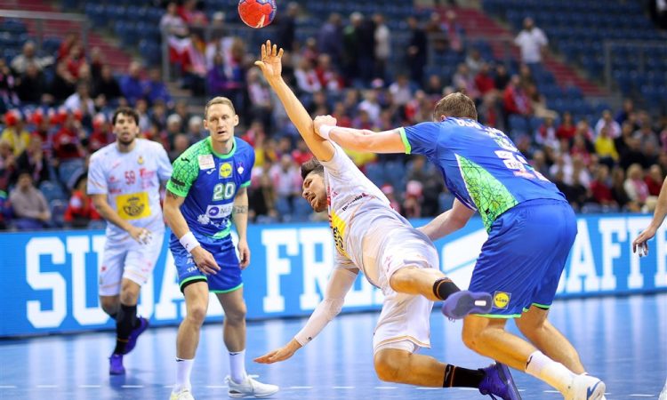 Po bolečem porazu s Španijo odločno na zmago proti Črni gori