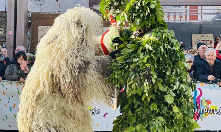 Na pustni torek po državi številne povorke ter pokopi pusta