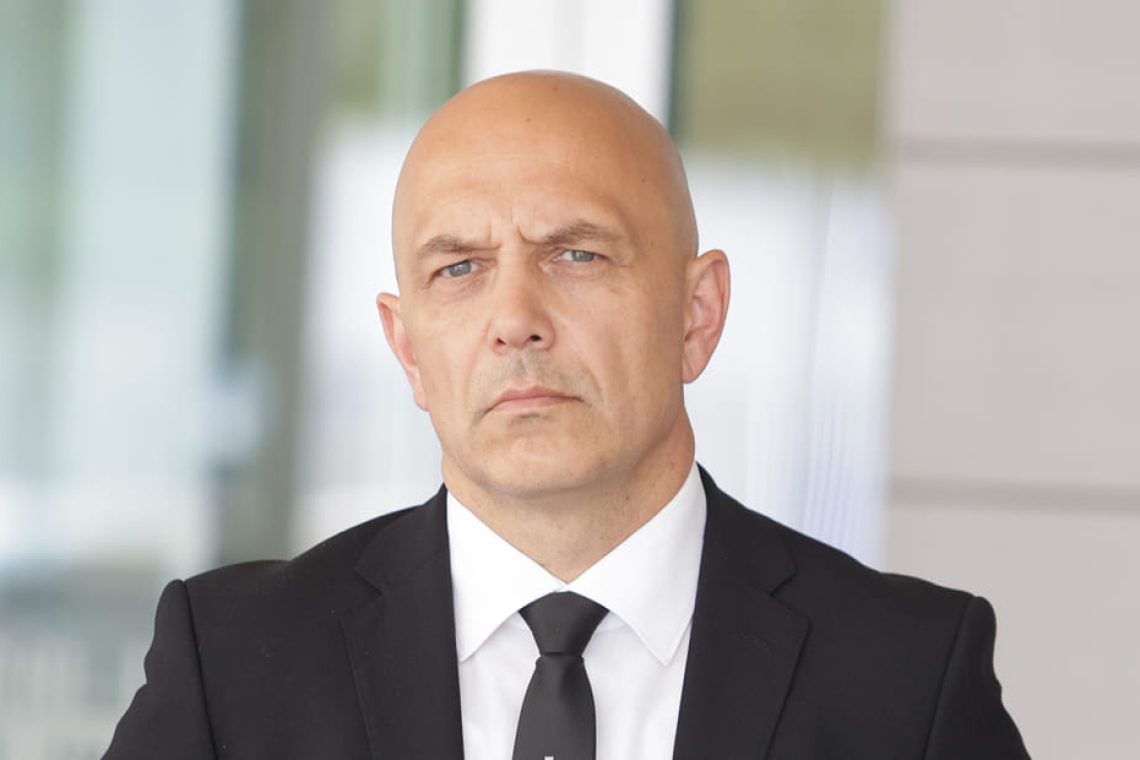 Vlada z vrha policije razrešila Lindava, zamenjal ga bo Senad Jušić