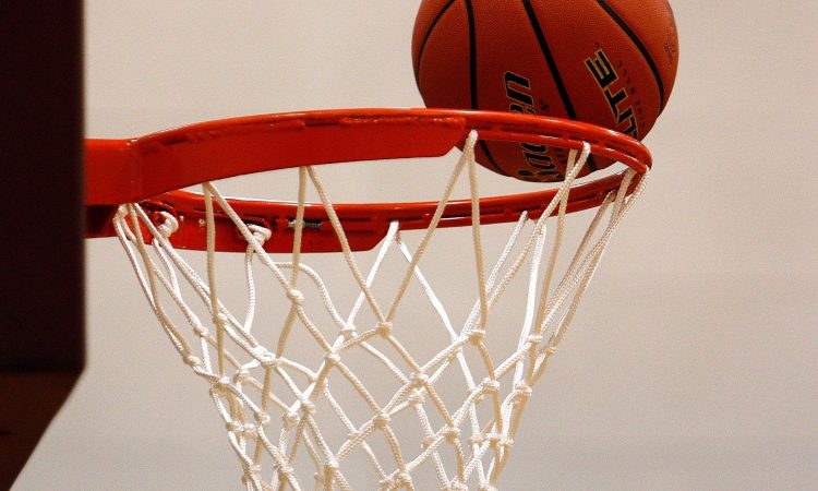 Dallas zapravil 27 točk naskoka, Lillardovih 71 točk