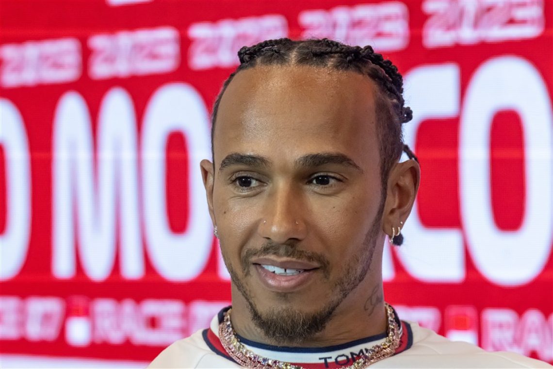 Hamilton zanikal prestop k Ferrariju in napovedal podpis nove pogodbe z Mercedesom 