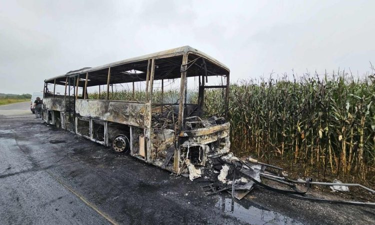 Ukraden avtobus pogorel ob gramoznici v Hočah 