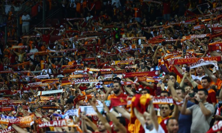 Spopad navijačev Galatasaraya in Bayerna v Istanbulu