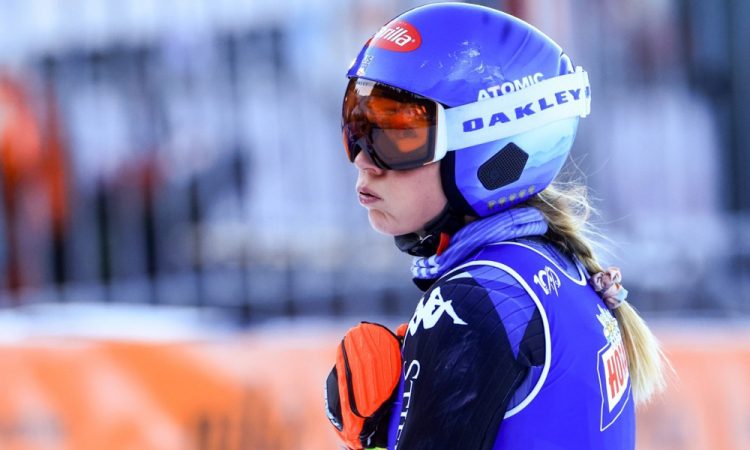 Shiffrin po padcu z bolečinami, a brez hujše poškodbe