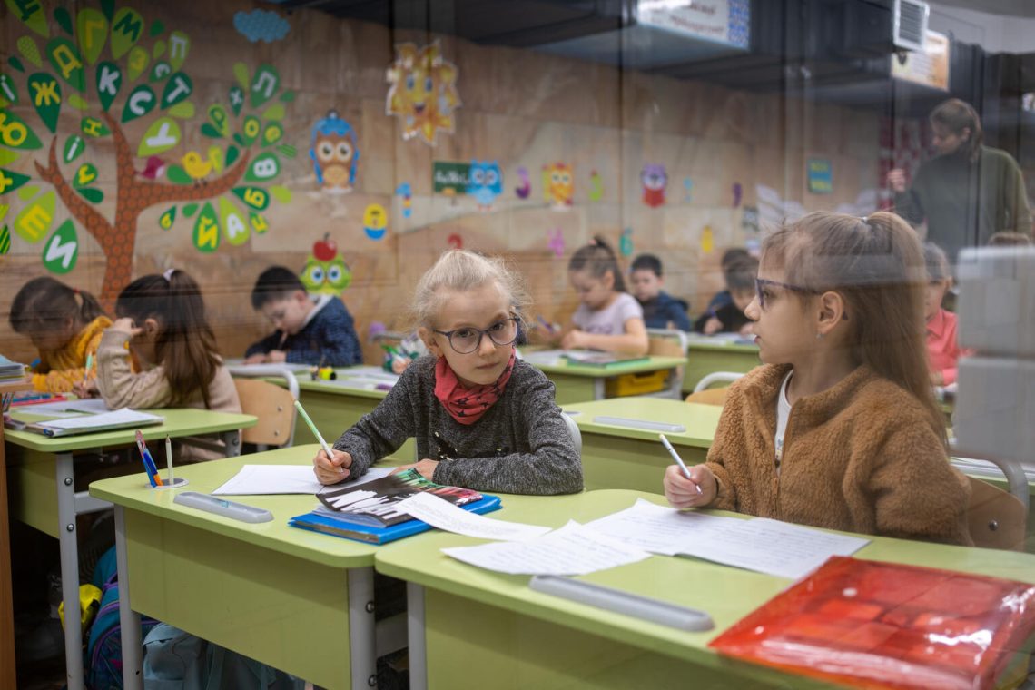 Otroci v Harkovu med poukom v zaklonišču – na postaji podzemne železnice. Center, ki ga je soustanovil UNICEF, med drugim zagotavlja tudi psihosocialno podporo in prostore za aktivnosti s starši. © UNICEF/UNI524990/Filippov