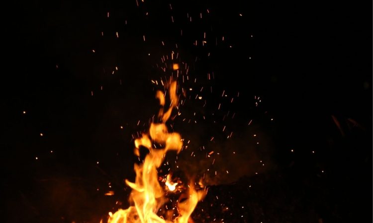 Požar v naselju Belovo uničil gospodarsko poslopje, sončno elektrarno in kmetijske stroje