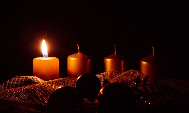 Za kristjane se začenja advent
