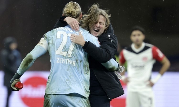 Mainz z igralcem manj do zmage v Frankfurtu