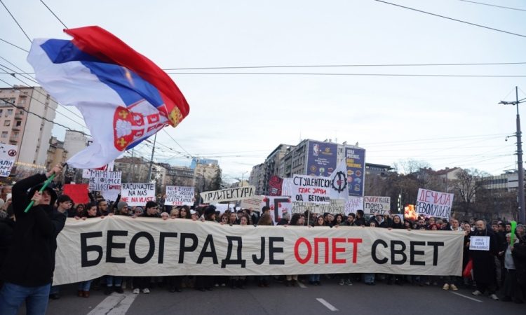 V Srbiji se nadaljujejo protesti