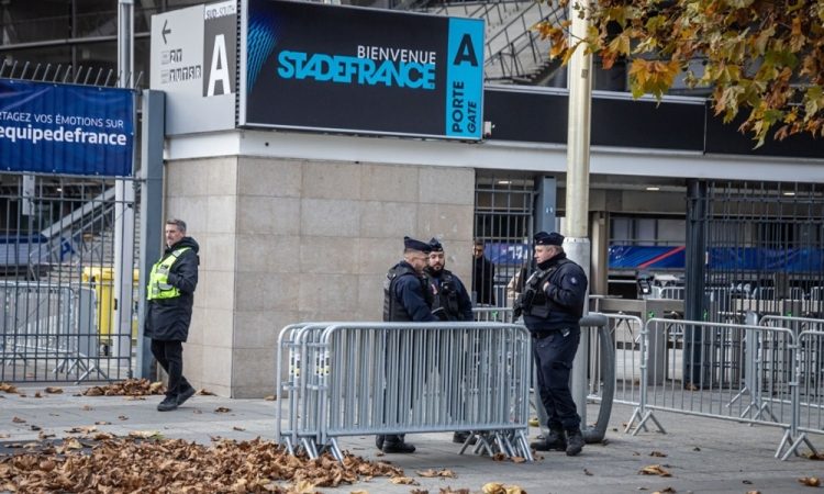 Zapornik v Arlesu na jugu Francije zadržuje več talcev