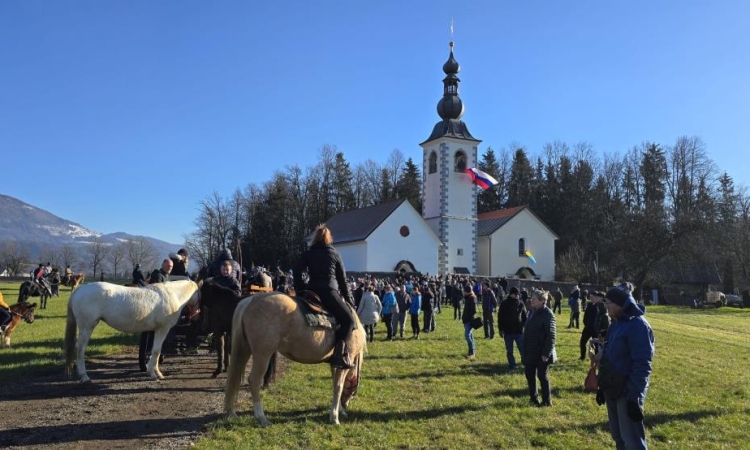 Sončno Štefanovanje v Srednji vasi privabilo več kot 70 konjenikov