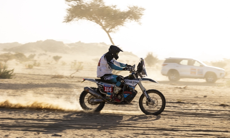 Simon Marčič na prvi etapi relija Dakar napredoval na 11. mesto v svoji kategoriji