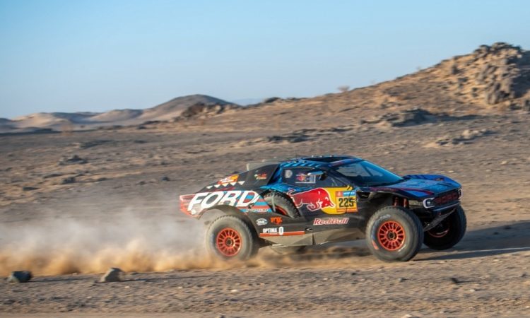 Sainz odstopil na Dakarju