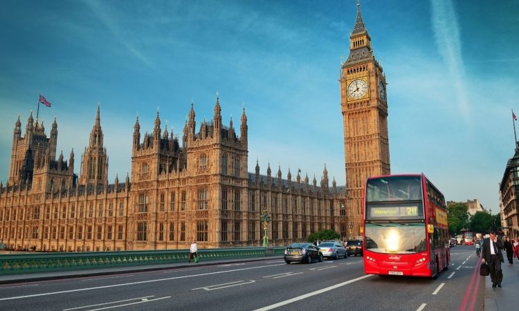 Na avtobusu v Londonu do smrti zabodli najstnika