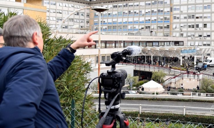 Papež mirno preživel drugo noč v bolnišnici