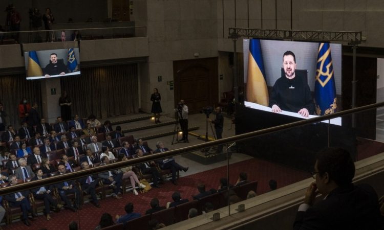 Zelenski ob tretji obletnici ruske invazije pozdravlja junaštvo Ukrajine