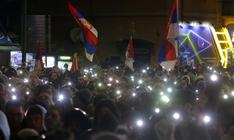 Policist prejel aplavz med 15-minutnim molkom v Novem Sadu