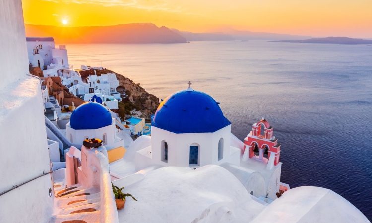 Tla na Santoriniju se umirjajo, šole znova odprte