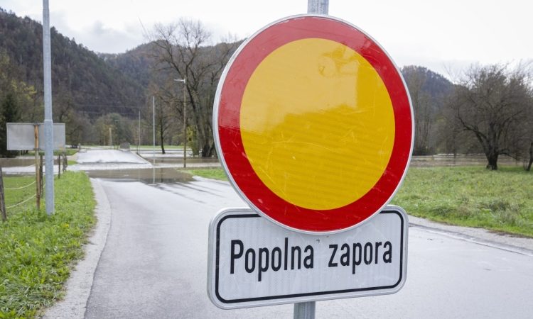 Zaprta cesta v dolino Idrije, most Podklanec čaka na obnovo
