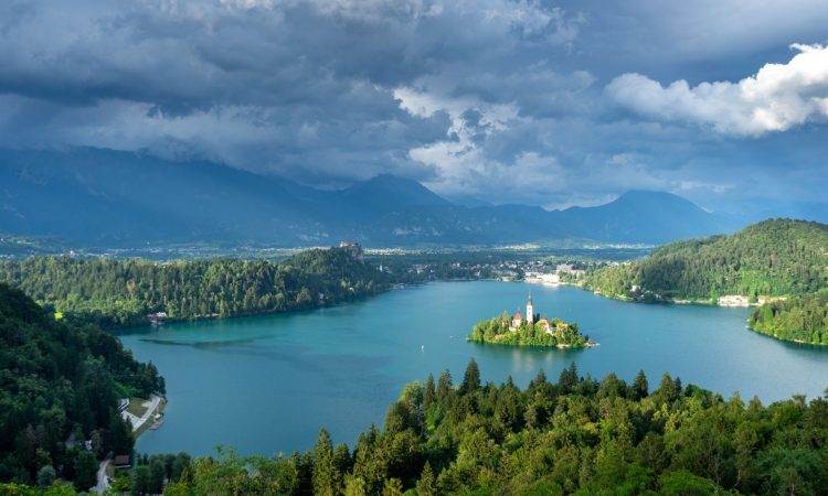 V Mali Zaki na Bledu novi pomoli in urejena obala