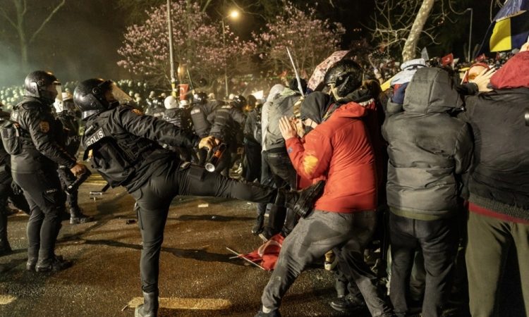 Po priporu za Imamogluja množični protesti v več kot polovici turških provinc