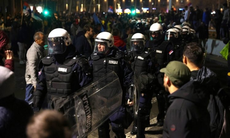 V Srbiji protesti po napadu na študente in proti provladnim medijem