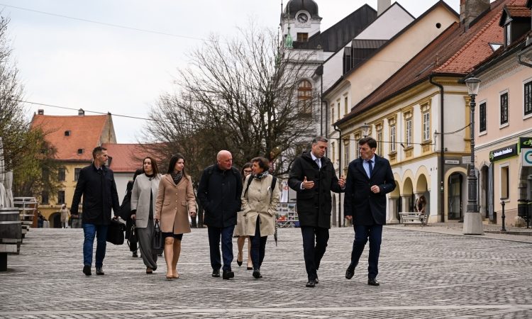 Novomeški župan in šolski minister o problematiki neobiskovanja šole in varnosti