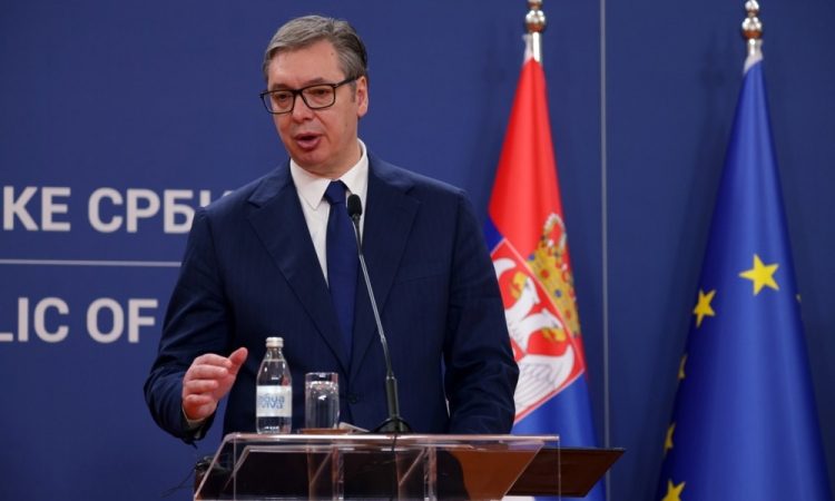 Vučić začel posvetovanja o novi srbski vladi, opozicija jih v večini bojkotira