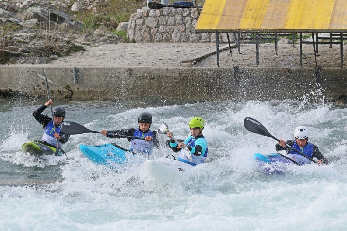 Tacen gostil izbirne tekme v kajakaškem krosu in podelil državne naslove