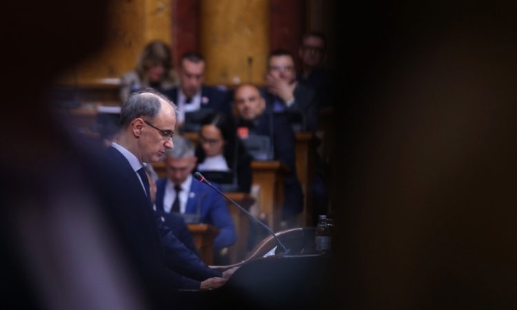 Srbski parlament potrdil novo vlado pod vodstvom Đura Macuta