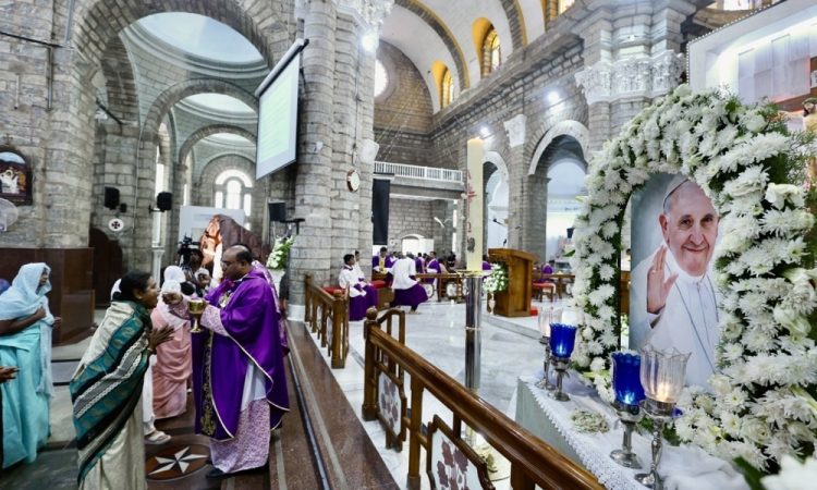 Papež Frančišek položen k večnemu počitku v baziliki Marije Snežne