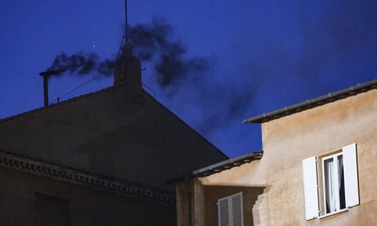 Prvi dan konklava brez izvolitve novega papeža