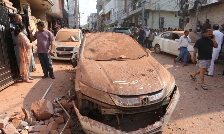 Pakistan povračilno napadel Indijo, napetosti med jedrskima silama naraščajo