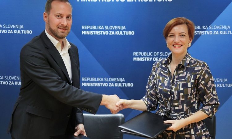 Ministrstvo podpisalo pogodbo za opremo Kulturnega doma Črnomelj