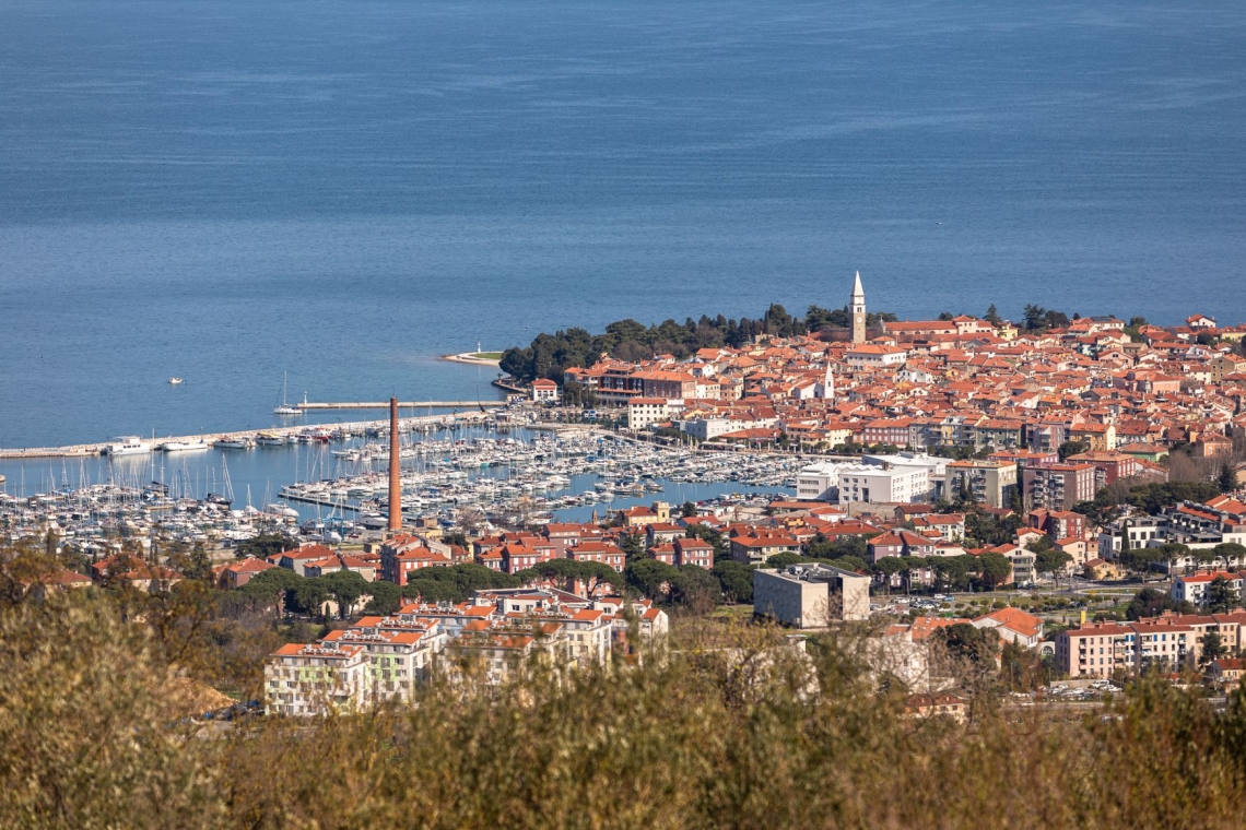 Izolski občinski svet potrdil rebalans proračuna in nove načrte za leto 2025