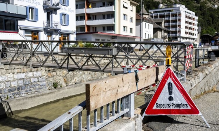Švicarska dolina Lötschental po plazu v pripravah na evakuacijo