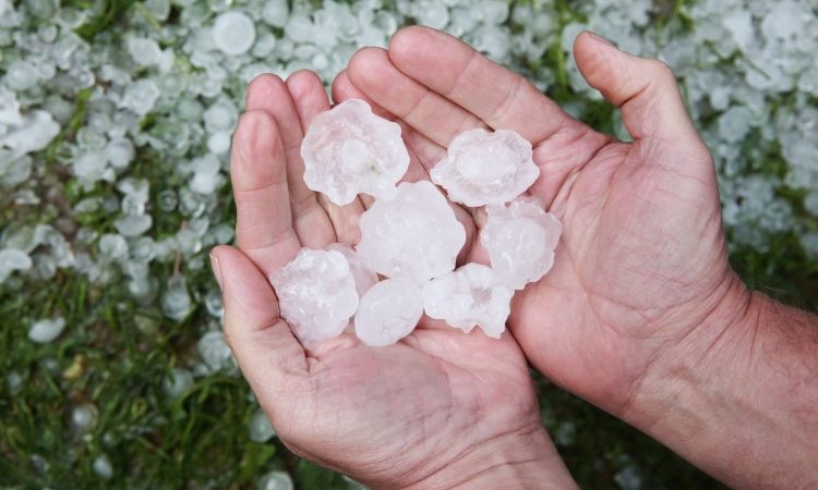 Na Goričkem klestila debela toča in poškodovala številne strehe