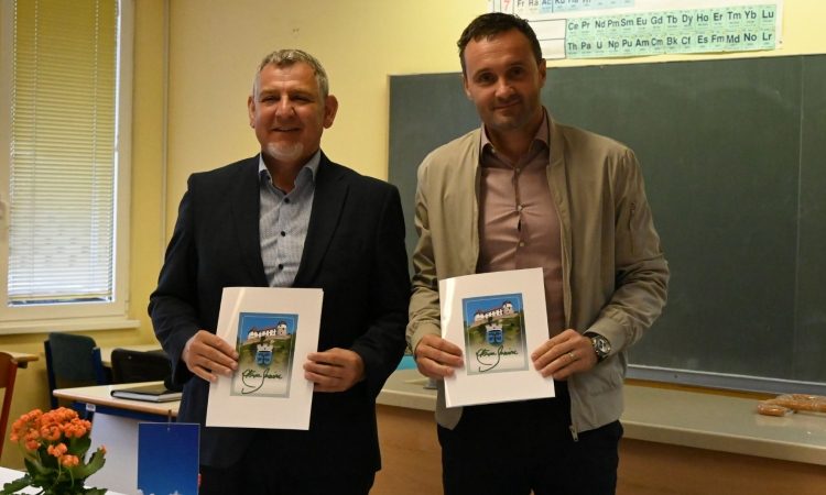 Na Blanci podpisali pogodbo za novo šolsko športno igrišče