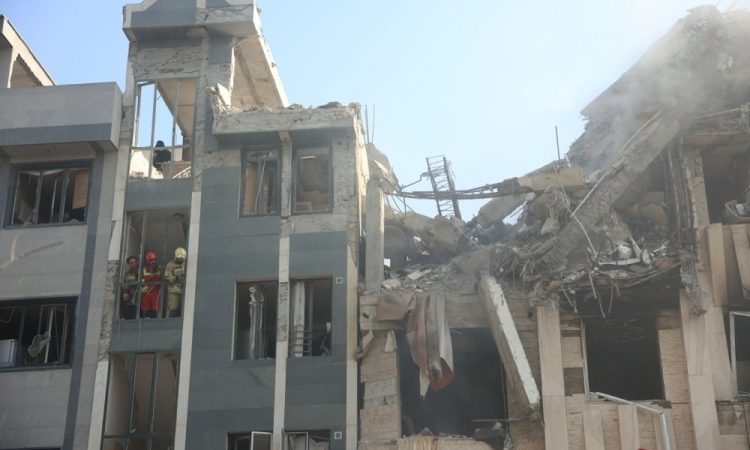 Izrael in Iran na robu vojne: po napadih obeh strani mednarodni pozivi k zadržanosti