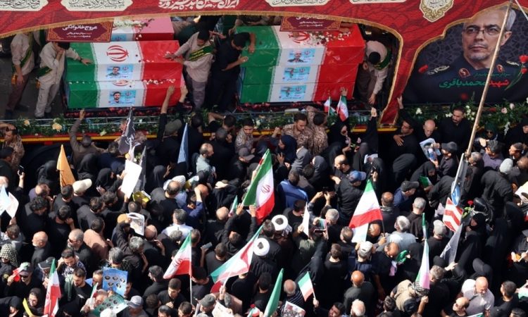 V Teheranu pogreb iranskih poveljnikov in znanstvenikov po izraelskih napadih
