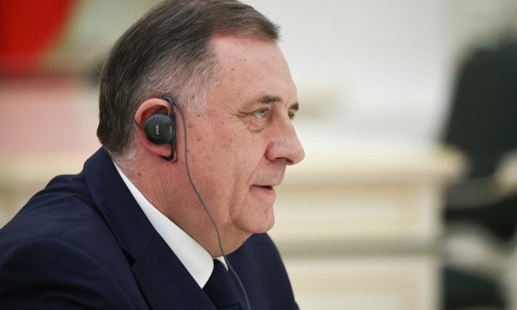 Sodišče BiH po zaslišanju preklicalo tiralico za Miloradom Dodikom