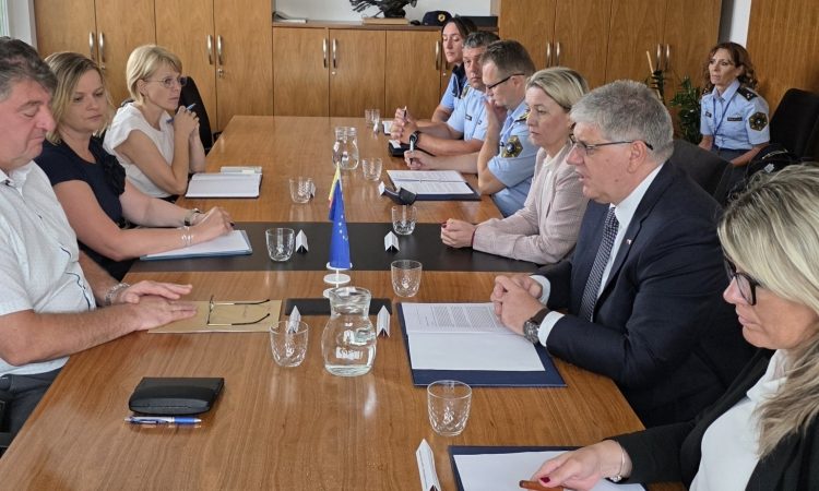 Minister Poklukar obiskal Šentjernej in napovedal dodatne ukrepe policije