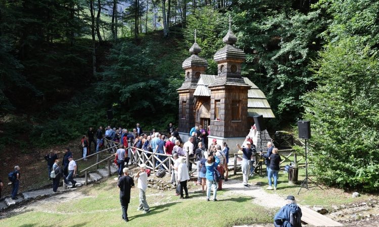 Spomin na umrle ruske ujetnike znova združil obiskovalce pod Vršičem