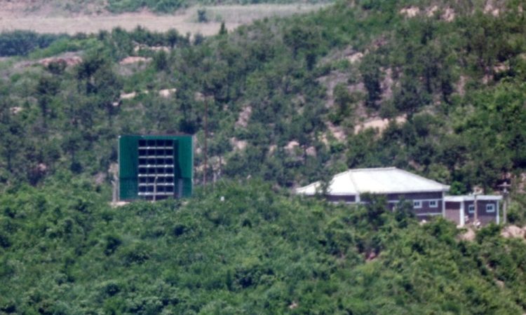Južna Koreja odstranjuje propagandne zvočnike na meji s Severno Korejo