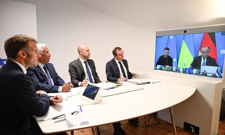 Evropski voditelji pred vrhom Trump–Putin opozarjajo na možne sankcije Rusiji