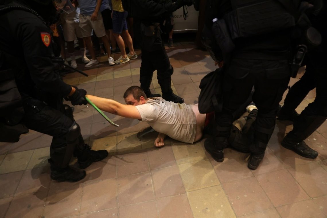 Protesti v Srbiji znova prerasli v nasilje