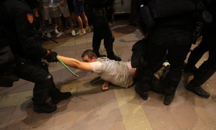 Protesti v Srbiji znova prerasli v nasilje