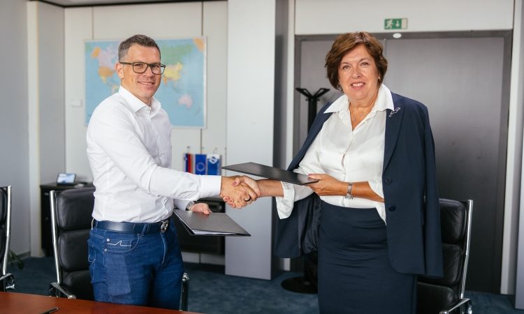 Luka Koper podpisala pogodbo za gradnjo nove garažne hiše, ki bo prinesla 11.665 dodatnih parkirnih mest