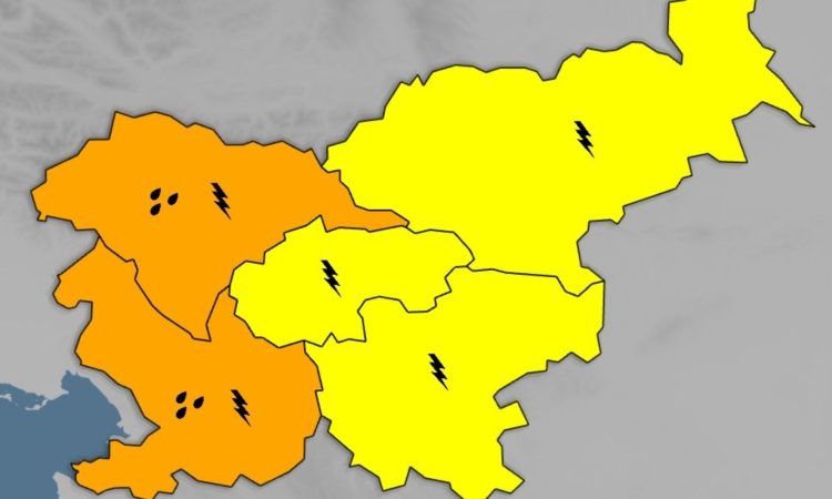 Zaradi močnega deževja v Kopru odprli parkirni hiši Belveder in Sonce